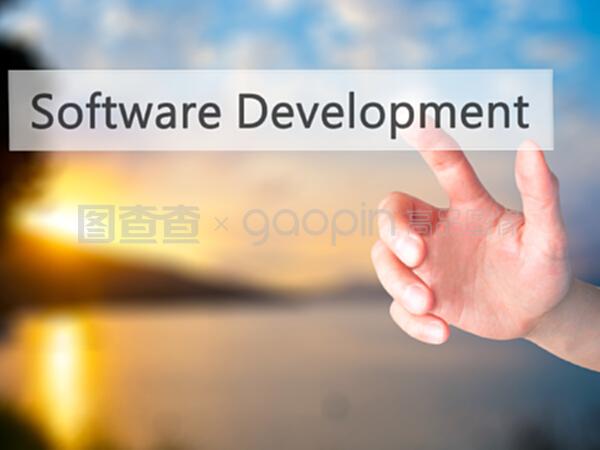 軟件開發(fā)——在模糊的背板上按下一個(gè)按鈕